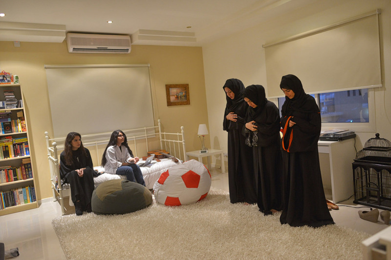 13 Молодые саудовские женщины молятся в доме своего друга перед обедом в Эр-Рияде.