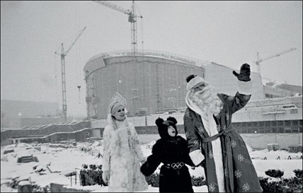 1980. Третий - олимпийский мишка. Участники представления в новом олимпийском комплексе рядом со стройплощадкой.