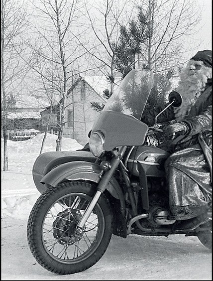 1988. Омская область. Дед Мороз спешит на праздник.
