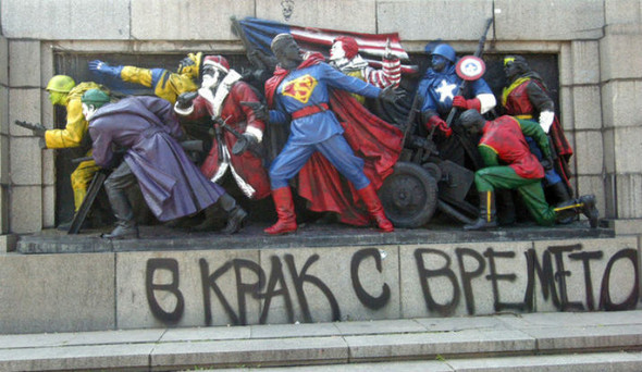 В июне в Софии (Болгария) антикоммунистически настроенные уличные художники разрисовали монумент, посвященный десятой годовщине освобождения страны от нацистов советскими войсками. Вместо солдат появились герои комиксов и американской поп-культуры - Супермен, Капитан Америка, Джокер, Санта-Клаус и Чудо-женщина.