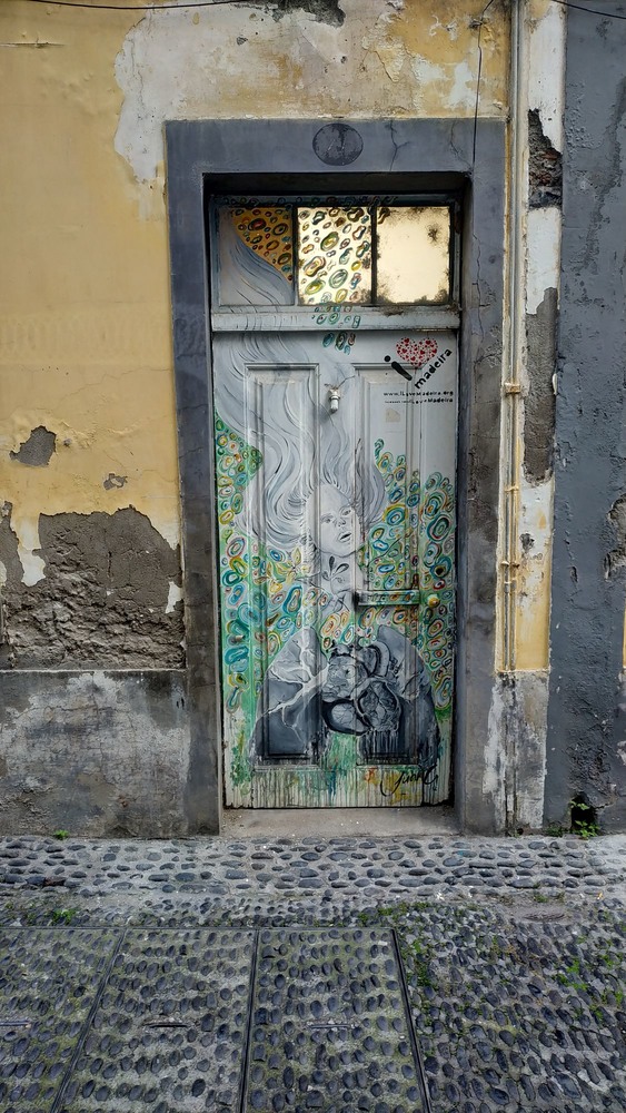 Вулиця розмальованих дверей