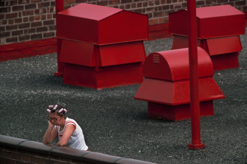26 Женщина с бигуди на крыше одного из зданий Манхеттена.