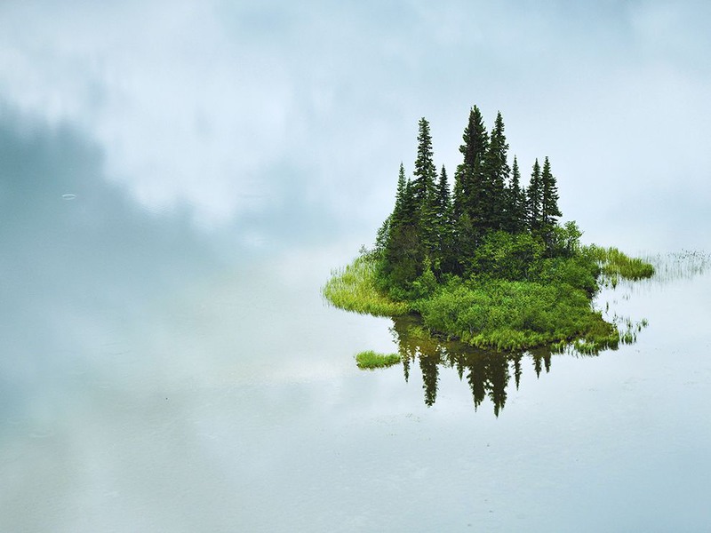 16. "Парит в небесах". На снимке остров посреди озера в северной части Британской Колумбии. Автор - Shane Kalyn.