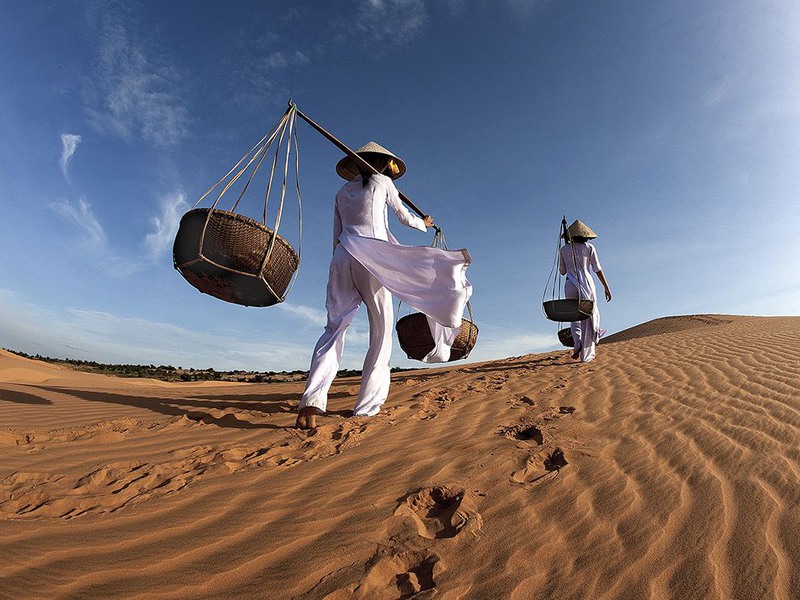17. Женщины держат путь домой вдоль песчаных дюн. Фантхиет, Вьетнам. Автор - Yeow Kee.