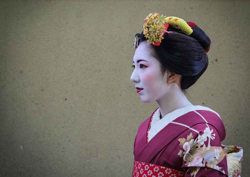 3 A glimpse at the beauty of a Geisha in the historical streets of Kyoto. Автор - Sian Bullough.