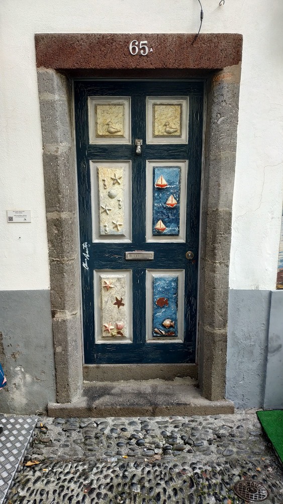 Вулиця розмальованих дверей
