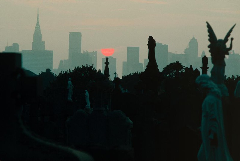 4 Вид на Манхеттен с кладбища в Куинсе.