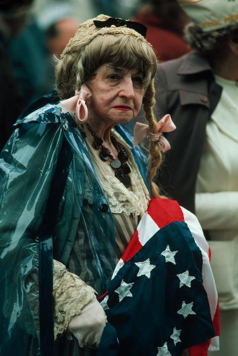 7 Пожилая женщина с флагом.