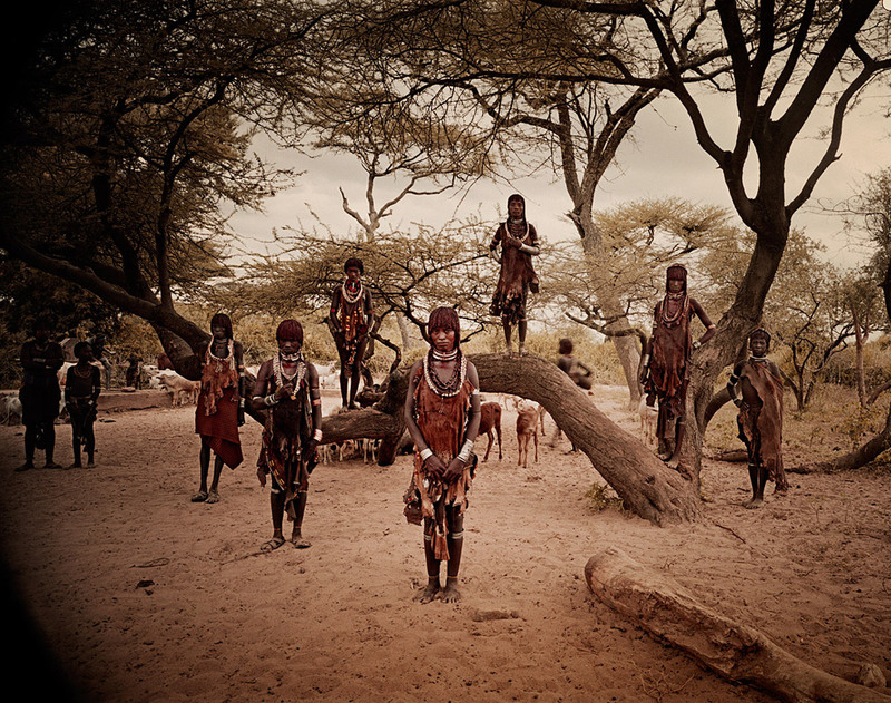 30 Племя Арборе, которое отличается от остальных племен ношением большого количества бус. Также, жители этого племени используют в качестве головных уборов половинки  высушенных тыкв. Численность – примерно 4,5 тыс. человек.