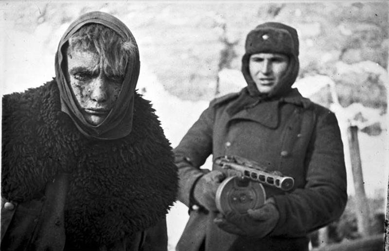 3 Немецкий солдат в плену у советского, февраль 1943 года.
