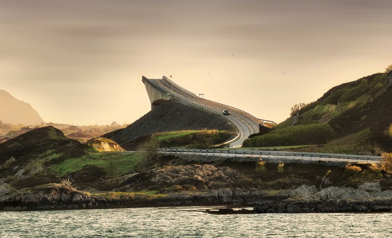3 На снимке Сторсезандетский мост, который соединяет материк и остров Аверой в губернии Мёре-ог-Ромсдал. Автор - Benjamin gs.