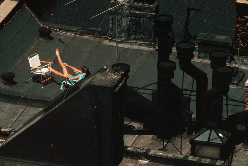 21 Девушка загорает на крыше в среднем Манхеттене.