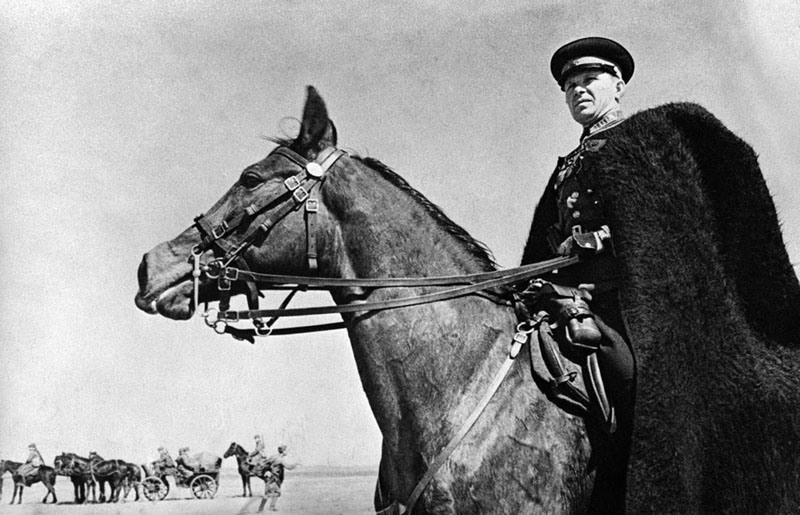 6 Командир казачьего блока наблюдает за ходом своих войск, Харьковская область, Украина, 21 июня 1942 г.