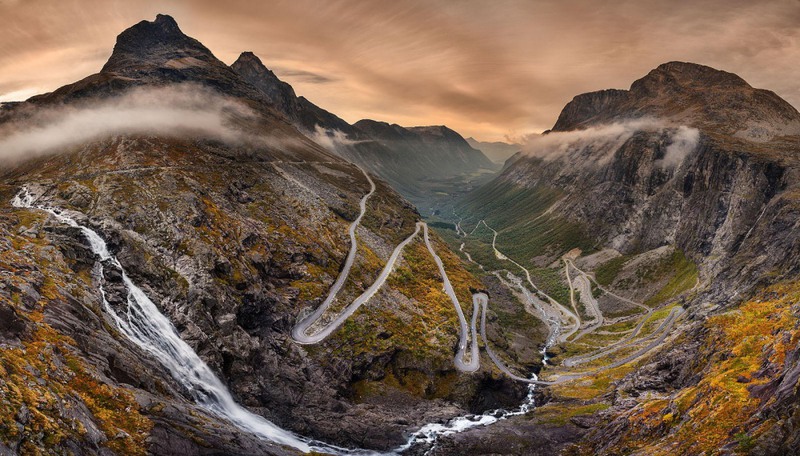 5 На снимке национальная туристическая дорога, расположенная среди горных вершин в норвежском регионе Вестланн (Западная Норвегия). В народе называется "Лестница Троллей". Автор - Natalia Eriksson.