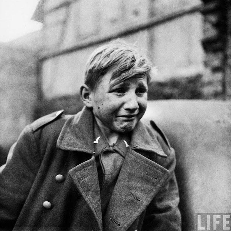 8 15-летний немецкий солдат расплакался, узнав о захвате Германии армией союзников.