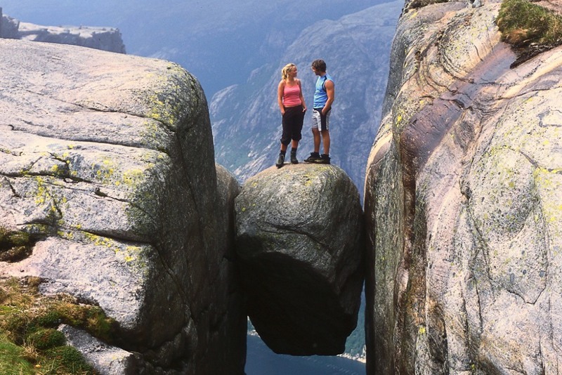 7 На снимке огромный камень - Кьераг, застрявший между скалами. Автор - Terje Rakke.