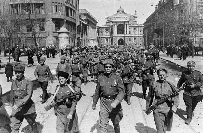 9 62-я армия, группа солдат, среди них две женщины, марширует по улицам Одессы, апрель 1944 года.