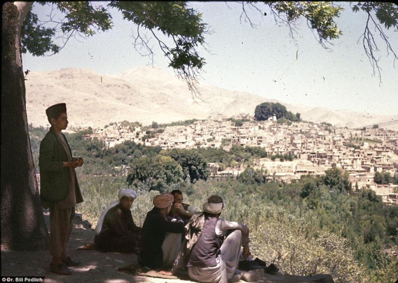 4 Афганские мужчины смотрят в сторону Исталифа — известного с давних времён центра керамики.