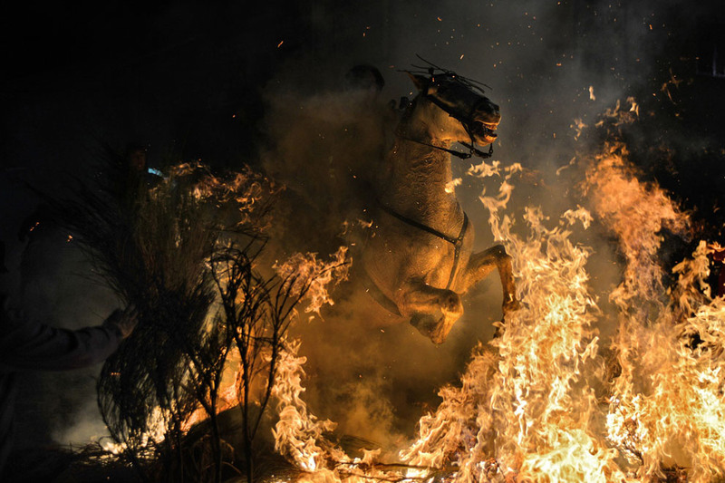 28 A man rides a horse through a bonfire as part of a ritual in honor of Saint Anthony, the patron saint of animals, in San Bartolome de Pinares, about 100 km west of Madrid. Автор - Bartlomiej Jurecki.