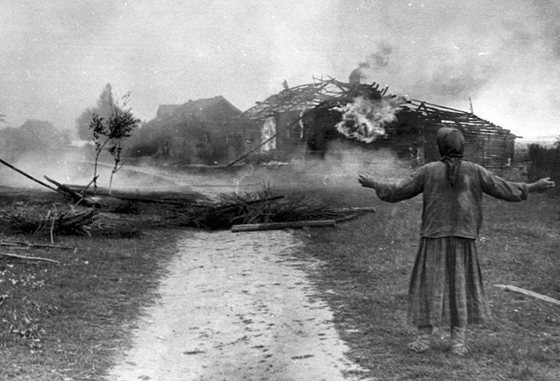 11 Русская женщина и ее горящий дом, 1942.