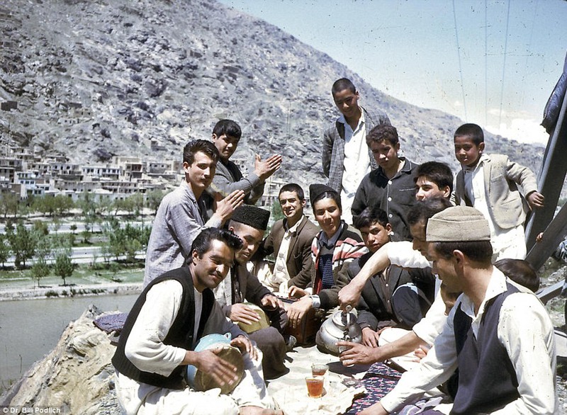 8 Афганские мужчины на пикнике.