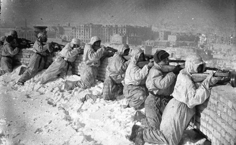 15 Советские солдаты на крыше дома в Сталинграде, январь 1943.