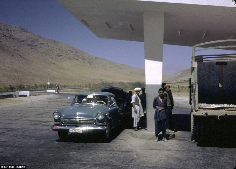 9 Советский автомобиль «Волга» на автозаправочной станции в Кабуле.