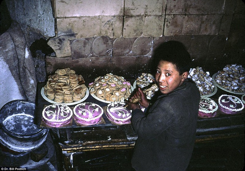 10 Афганский мальчик украшает торт.