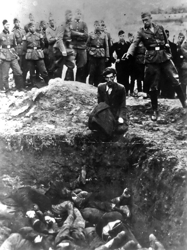 17 Немецкий солдат убивает украинского еврея во время массового расстрела в Виннице, между 1941 и 1943 годами.