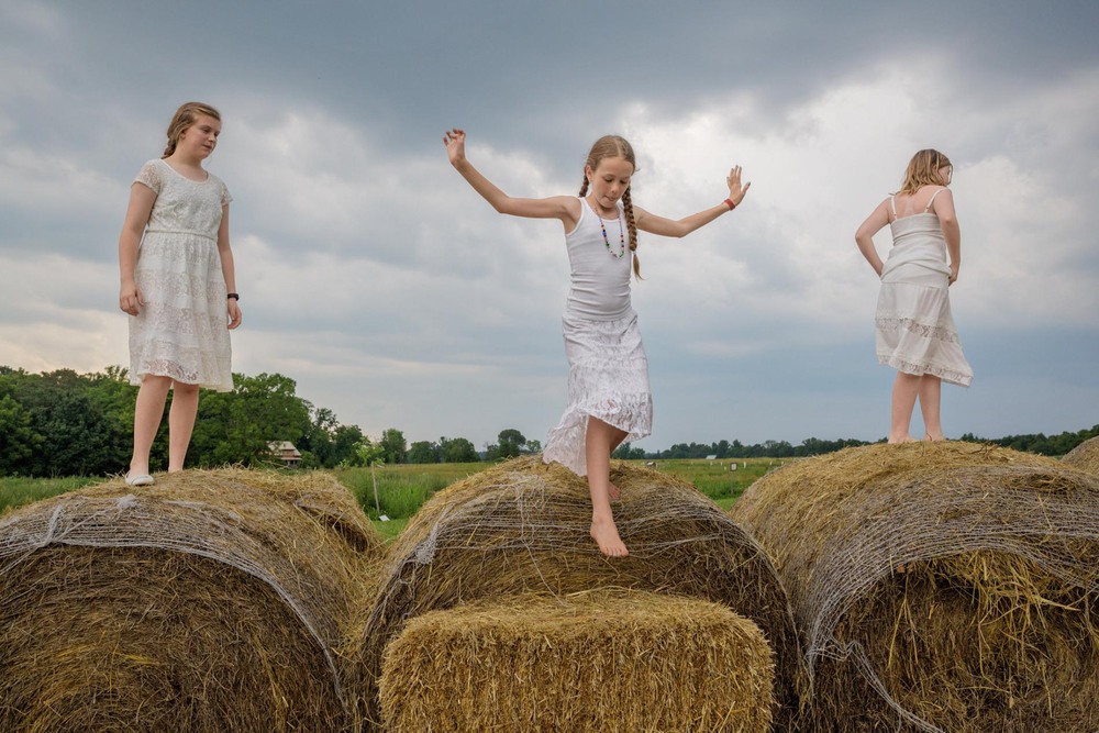 5 Автор: Китра Кахана.
13-летняя Эмма Лэнгли, 10-летняя Камиль МакКей и 10-летняя «Эмеральд» Шин весь день играют в дочки-матери на ферме в Кентукки.