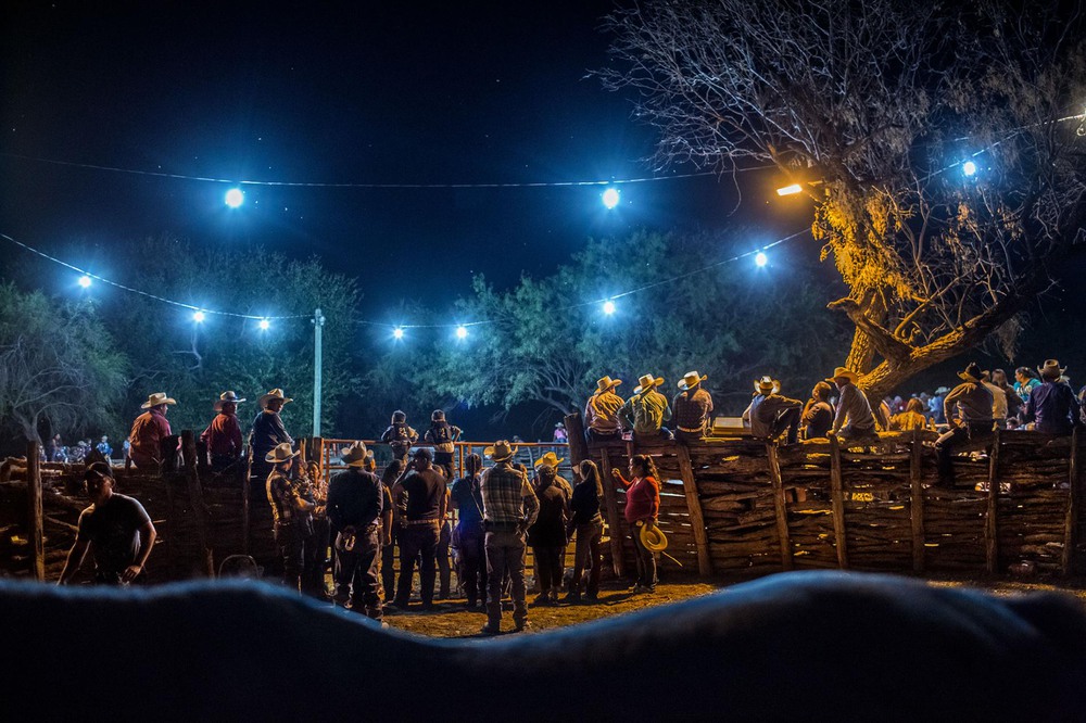 7 Автор: Кирстен Люс.
Прошлой осенью сотни людей в Альенде собрались на кабальгату, праздничное шествие ковбоев, которое завершается вечерним родео.