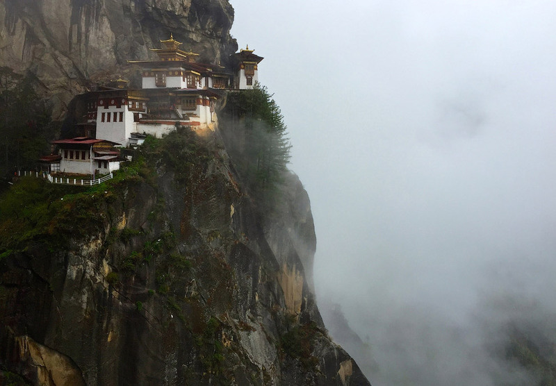 10 Известный монастырь в Бутане - Такцанг-лакханг («гнездо тигрицы»), который висит прямо на скале высотой 3 120 метров и на 700 метров над уровнем долины Паро. Автор - Robert Feakins.
