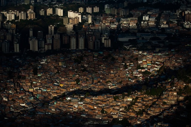 16.02.2012
Вид с воздуха на трущобы города Петаре, к востоку от Каракаса, Венесуэла. Фото: AFP / Fotolink