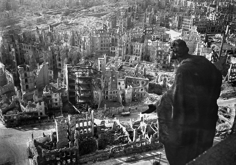 23 Дрезден после бомбардировок между 13 и 15 февраля, 1945 года.