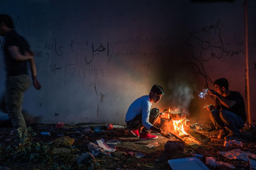 10 Автор: Мухаммед Мухейсен.
16-летний Хамид готовит еду в заброшенном доме в Сиде.