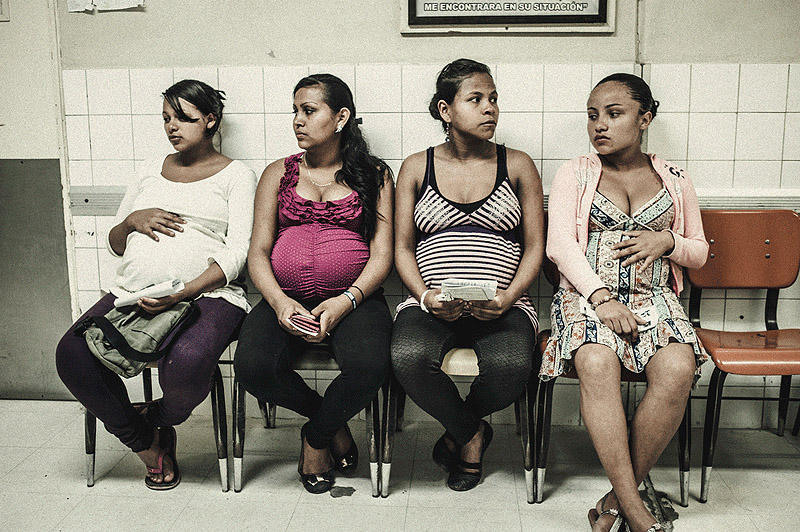 1 Комната ожидания в больнице Эскуэла, Тегусигальпа. Каждое 3-е рождение ребенка здесь приходится на несовершеннолетнюю мать.