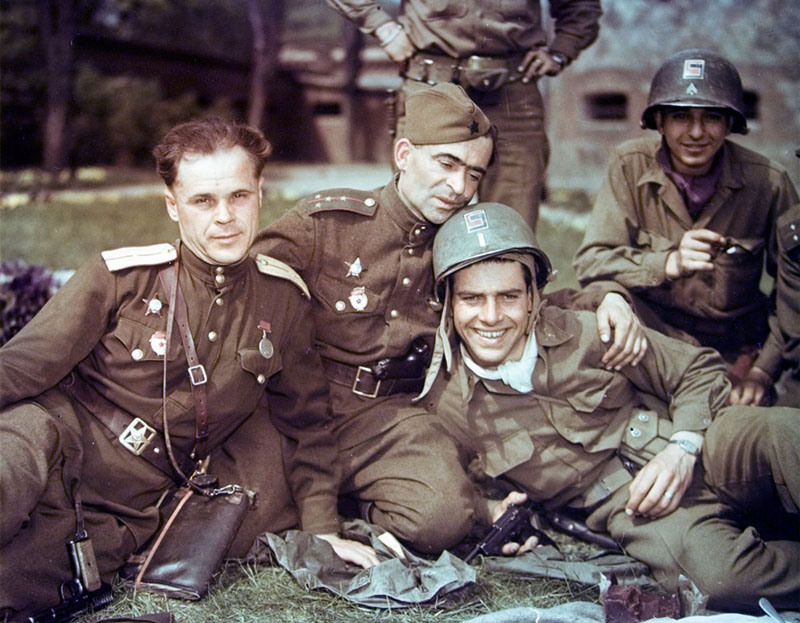 24 Солдаты США и советские офицеры во время дружеской встречи на Эльбе, апрель 1945.