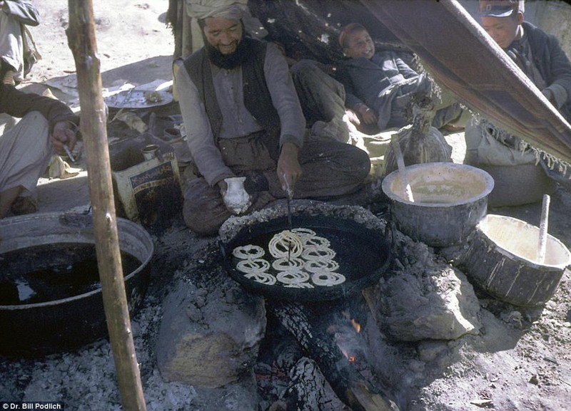 18 Афганский мужчина готовит десерт.