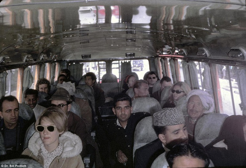20 Пегги Подлич в автобусе на пути из Кабула в Пешавар (Пакистан).