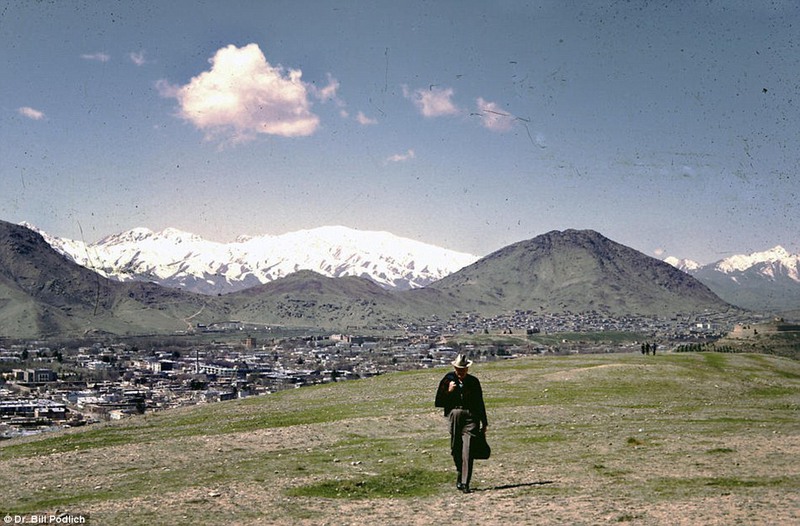 21 Доктор Билл Подлич на склоне холма возле Кабула.