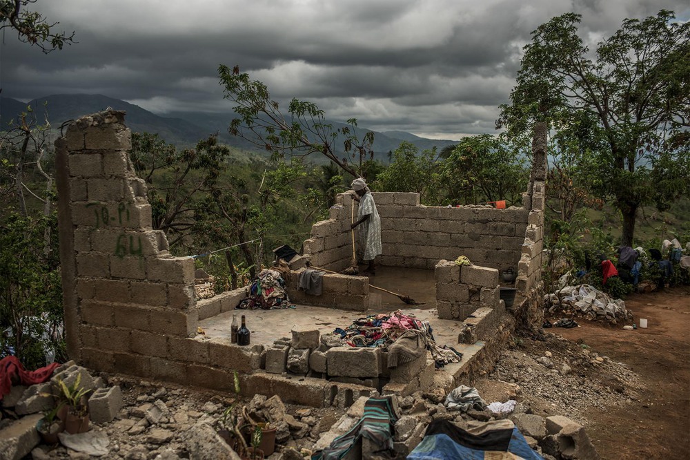 14 Автор: Андреа Брюс.
85-леняя Роуз Дена пытается расчистить то, что осталось от её дома в горах на юге Гаити более чем через месяц после урагана Мэтью, прошедшего в октябре 2016 года.