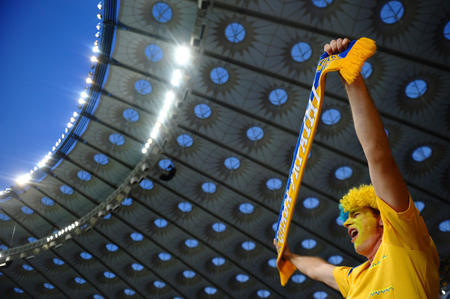 Фанат в ожидании матча группы D между Украиной и Швецией на арене НСК «Олимпийский», Киев, Украина, 11 июня 2012 года. (Laurence Griffiths/Getty Images)
