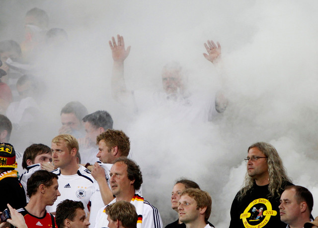 Немецкие футбольные фанаты радуются забитому голу в ворота противника на матче группы В между Германией и Португалией на стадионе во Львове, Украина, 9 июня 2012 года. (Gleb Garanich/Reuters)