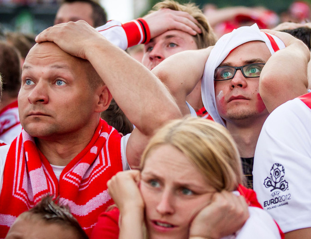 Полячка болеет за свою команду перед началом матча группы А между Польшей и Грецией на Национальном стадионе в Варшаве, Польша, 8 июня 2012 года. (Kai Pfaffenbach/Reuters)