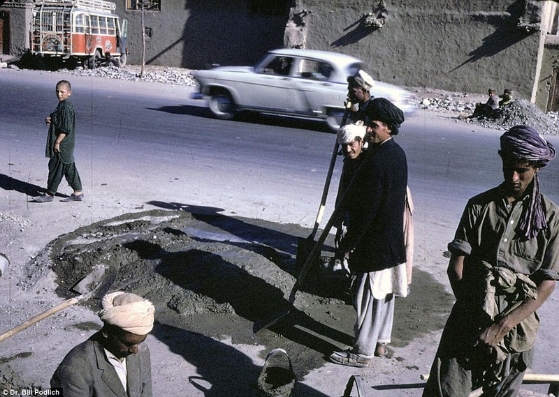26 Дорожные работы в Кабуле.
