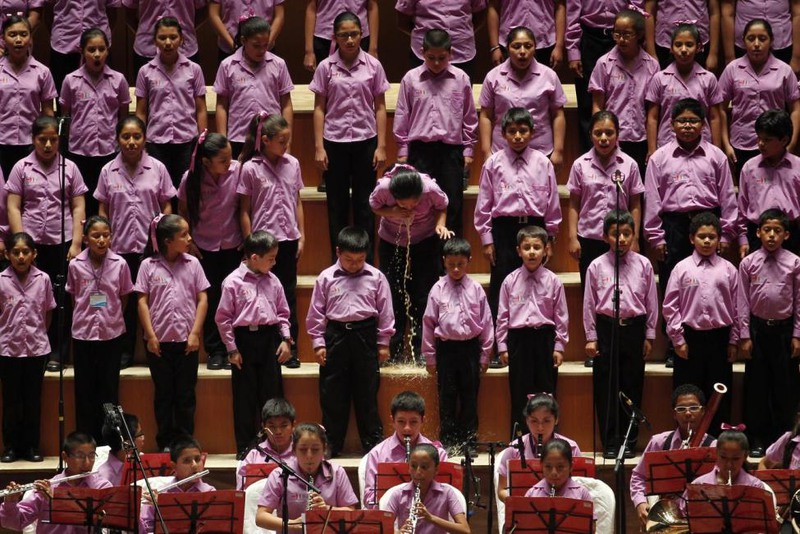 7 Enrique Castro-Mendivil. A young member of the choir of "Sinfonia por el Peru" vomits before performing with Peruvian tenor Juan Diego Florez at Lima's National Theatre, May 13, 2014.