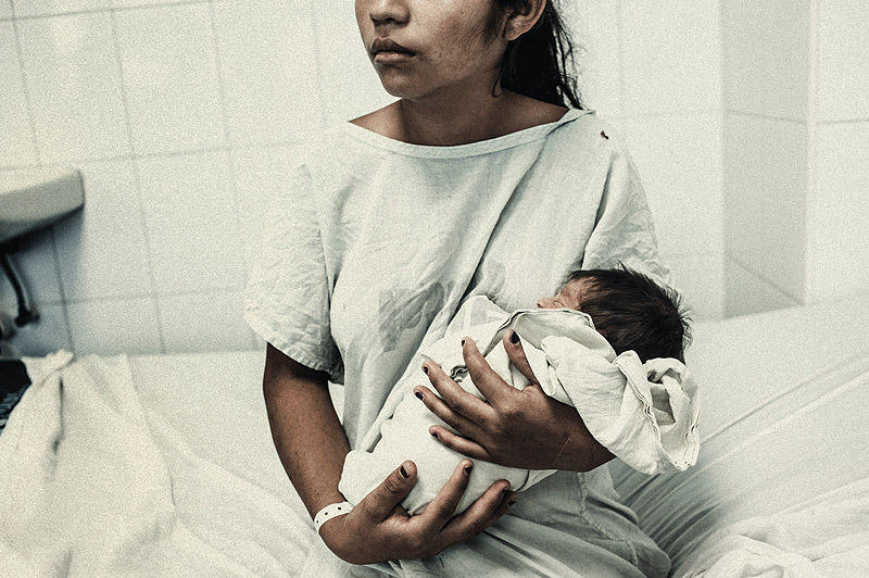 17 13-летняя Мария Марлела с новорожденным сыном.