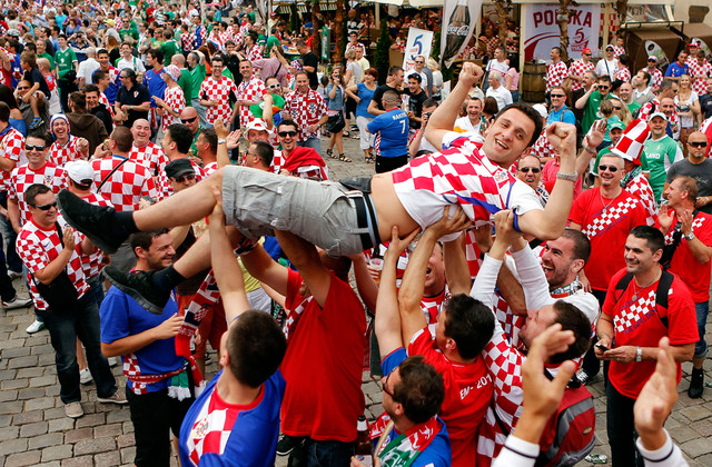 Веселые хорваты подхватили одного из своих болельщиков, Познани, Польша, 10 июня 2012 года. Первый матч в Познани (Хорватия-Ирландия) стал настоящим испытанием для города. (Peter Morrison/Associated Press)