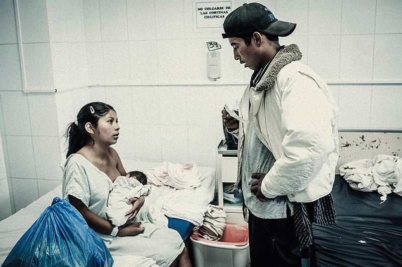18 Отец ребенка пришел проведать Марию Марлелу в больницу Тегусигальпы.