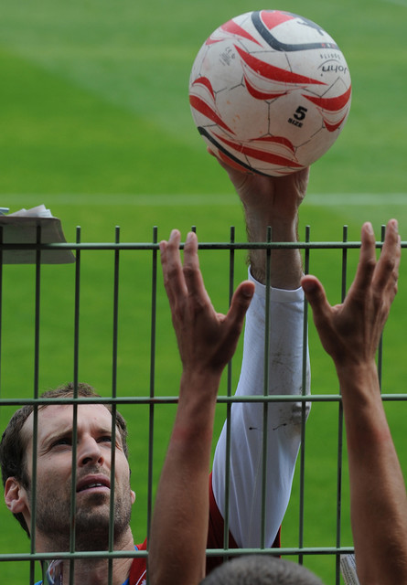 Чешский вратарь Петр Чех (Petr Cech) отдает болельщику мяч с автографом после тренировки во Вроцлаве, Польша, 9 июня 2012 года. (Daniel Mihalilescu/AFP/Getty Images)